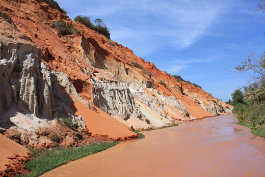 Roter Fluss mit Felsformation in Südost Asien