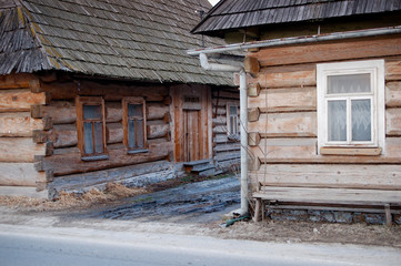 Fototapeta na wymiar Tradycyjne polskie drewniane chaty z regionu zakopiańskiego.