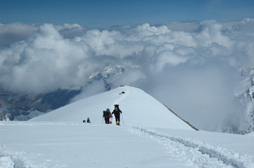 Fototapeta na wymiar Mountaineers at 5900m on the way up to camp two (mt. Razdelnaya)