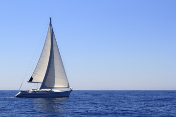 Fototapeta na wymiar żaglówkę piękny błękit Morza Śródziemnego żagle