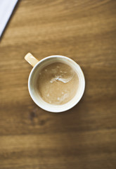 kaffeetasse von oben hochformat