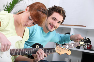 Portrait d'homme et de femmes jouant de la guitare