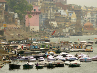 Fototapeta na wymiar Varanasi - Łodzie do wynajęcia 2