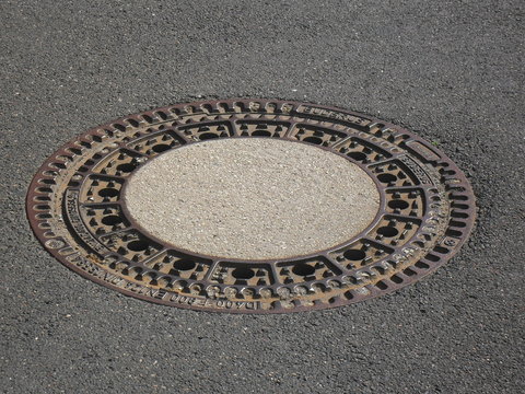 Gullideckel , Kanaldeckel auf der Strasse