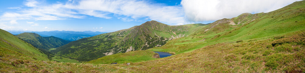 Naklejka premium Alpine lake Brebeneckul on summer mountains (panorama)