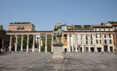 Fototapeta na wymiar Kolumny (kolumny) z San Lorenzo - Mediolan