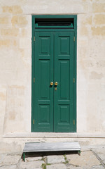 Fototapeta na wymiar Drewniane zielone drzwi.