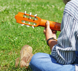 Gitarrenspieler auf der Wiese - Guitar Man