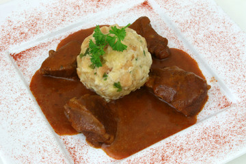Kalbsgulasch mit Semmelknödel