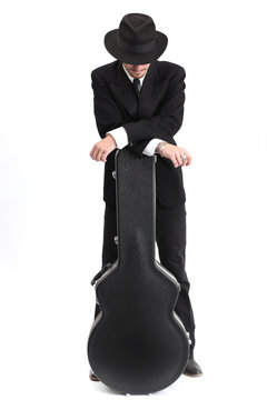 Musiker mit Gitarrenkoffer