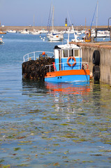 Un bateau ramasseur d'algue, Bretagne