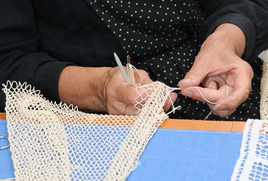 La brodeuse au festival de Cornouaille de Quimper Finist&egrave;re Bretagne France	