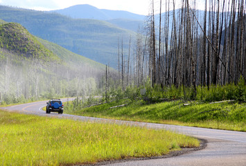 Obraz premium Scenic drive through rocky mountains in Montana