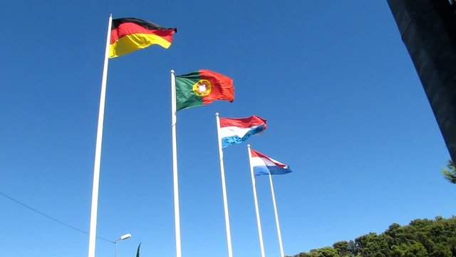 Drapeaux dans le vent