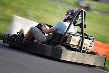 Kartfahrer wegfahrend