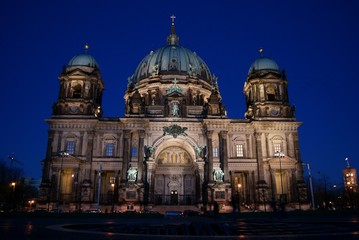 Fototapeta na wymiar Berliner Dom at night