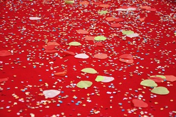 confétis sur tapis rouge