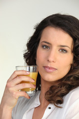 Portrait d'une femme avec verre de jus d'orange