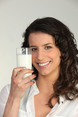 Portrait d'une jeune femme avec un verre de lait
