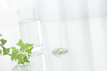 テーブルに置いた薬と水