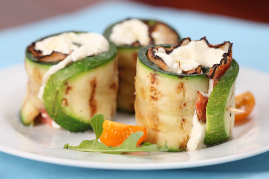 Grilled zucchini rolls with pepper bacon and cheese