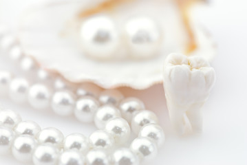 Fototapeta na wymiar Koncepcja zdrowe zęby. Rzeczywiste ludzi Ząb mądrości i naturalne perły