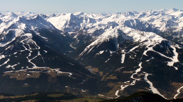 beschneites Skigebiet