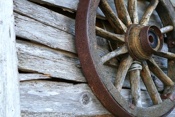 Holzrad an einer Wand einer Scheune