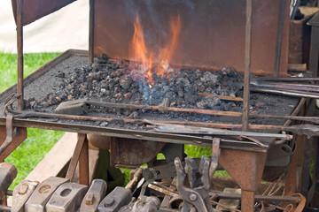 Schmiedeofen, Zange, Hammer, Flamme, Feuer