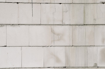 Steinmauer mit frischem Putz