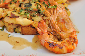 Gambas et pommes de terre sautées