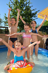 enfants dans piscine