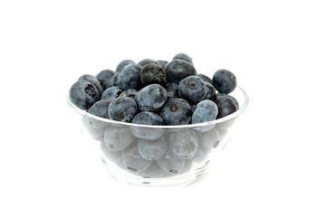 Blaubeeren in einer Glasschüssel auf Weiß