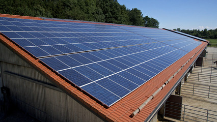 Photovoltaik-Anlage auf Dach - 24683262