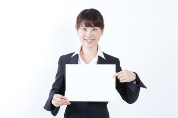 Fototapeta premium ボードを指さす女性