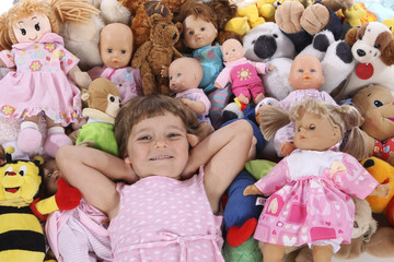 Mädchen mit Puppen und Kuscheltieren