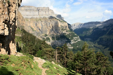 Fototapeta na wymiar massif in Valle de Ordesa