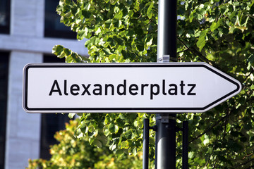 Wegweiser Alexanderplatz Berlin
