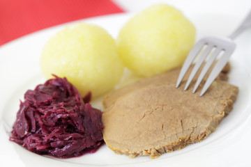 Rinderbraten mit Klöße und Rotkohl