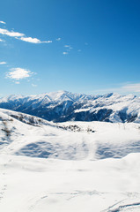 Fototapeta na wymiar Wysokie góry w śniegu w zimie