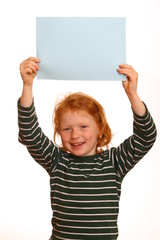 Rothaarige M&auml;dchen h&auml;lt leeres Papier hoch