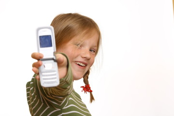 Mädchen zeigt ihr Handy