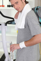 Jeune homme avec sac de sport