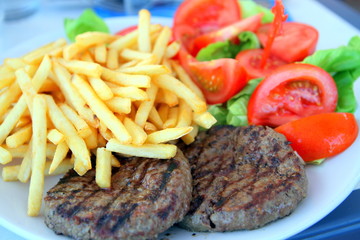 Steack hachés frites tomates
