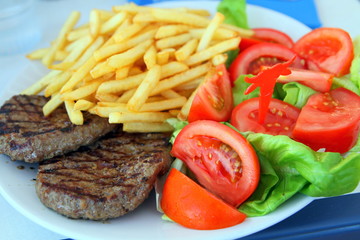 Assiette frites steacks salade