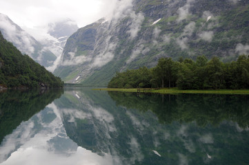 Fototapeta na wymiar Refleksje w Lovatnet jeziora w Norwegii