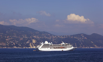 Fototapeta na wymiar statek w porcie w Portofino
