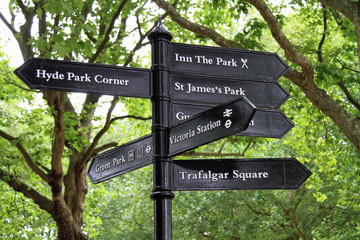 Direction signs for tourists in central London - obrazy, fototapety, plakaty