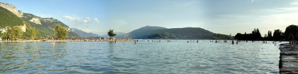 Fototapeta na wymiar vue panorama lac annecy plage albigny