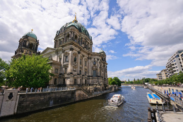 Fototapeta na wymiar Katedra i Spree - Berlin, Niemcy